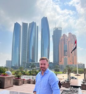 Empresário e cabeleireiro Bressan em Abu Dhabi