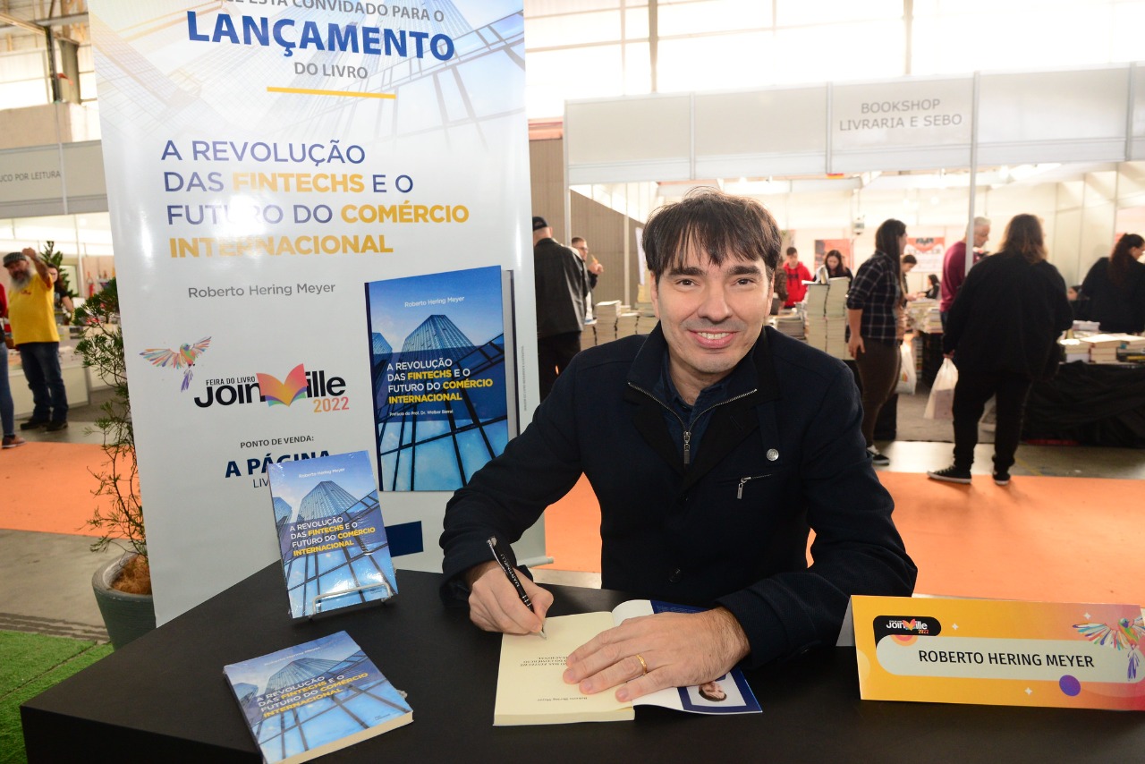 Roberto Hering Meyer lança obra na Feira do Livro de Joinville